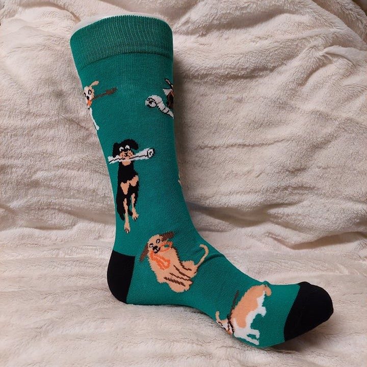Grønn sokk med hunder som holder forskjellige ting