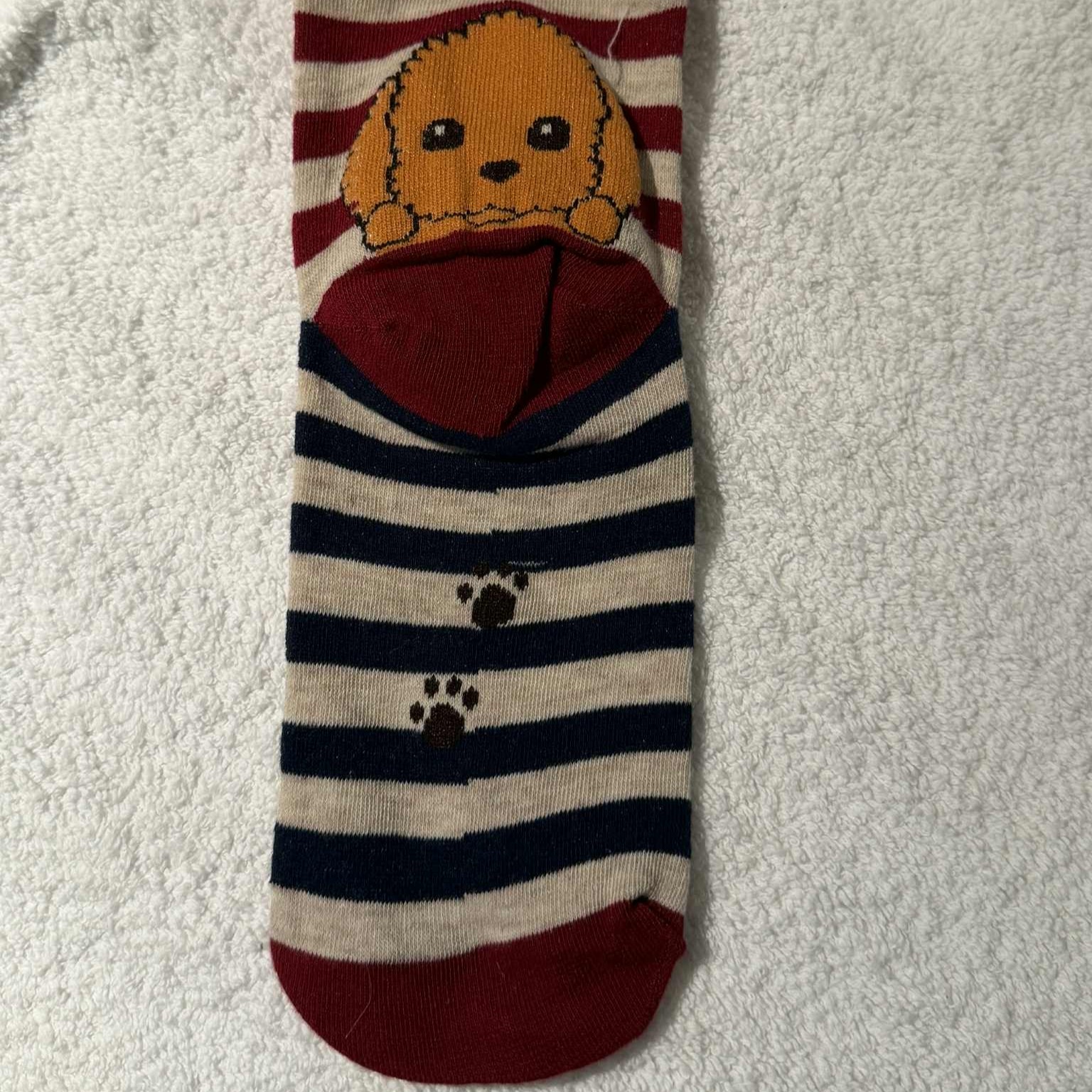 Stripet sokk med søt hund over hel